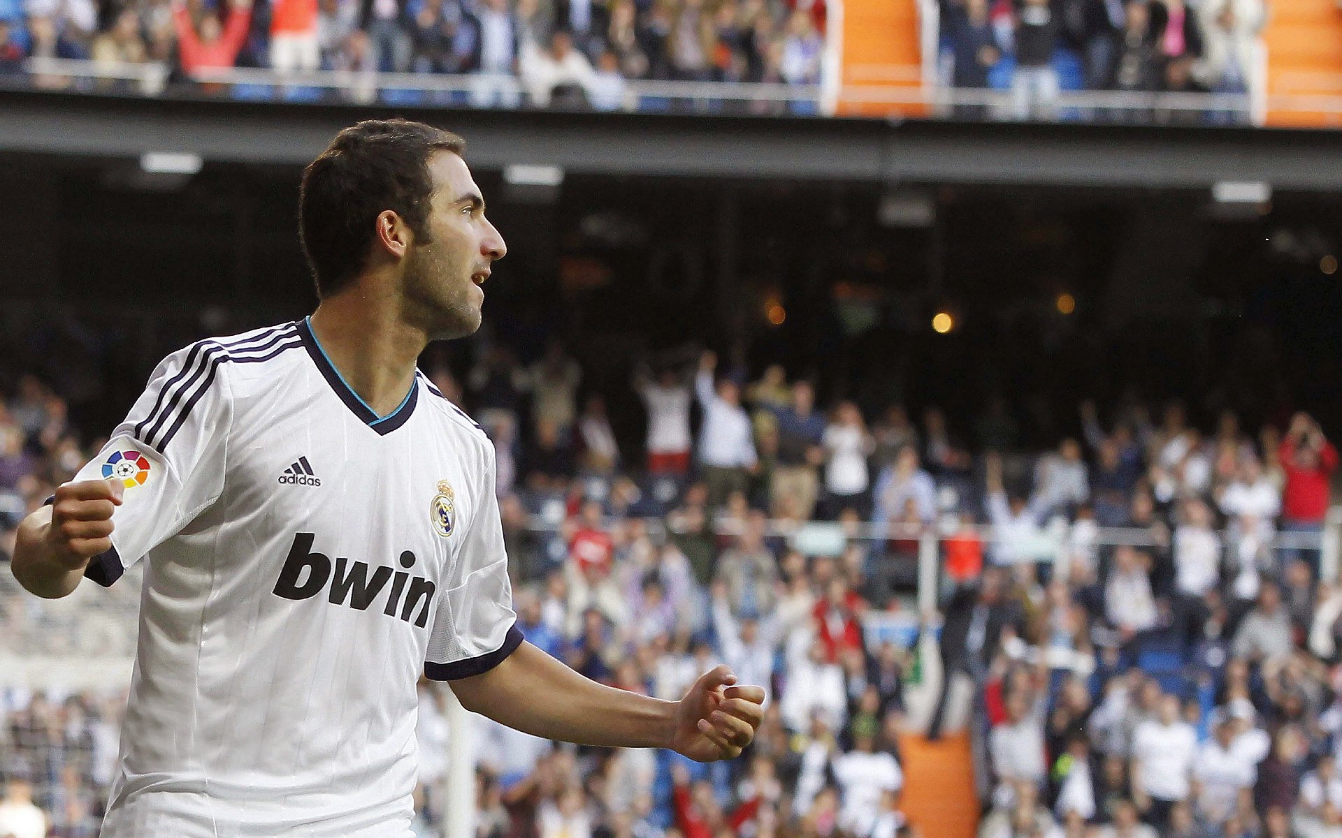 赛道与球场的双重奏，当F1年度争冠白热化，雄鹿在NBA赛场击溃魔术