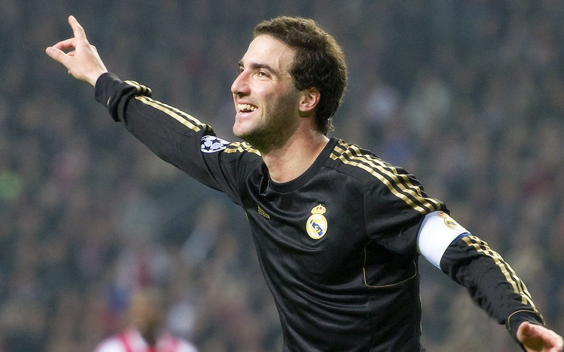 门迪关键时刻站出来，阿尔及利亚巅峰对决险胜巴拉圭